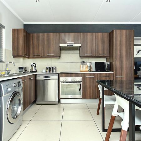 Epic Lifestyle Apartment Sandton Йоханнесбург Экстерьер фото
